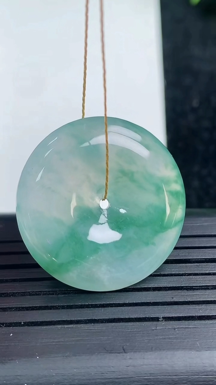 天然A货翡翠冰种飘花平安扣吊坠尺寸26.4-5.6重量:8.34g
3月14日