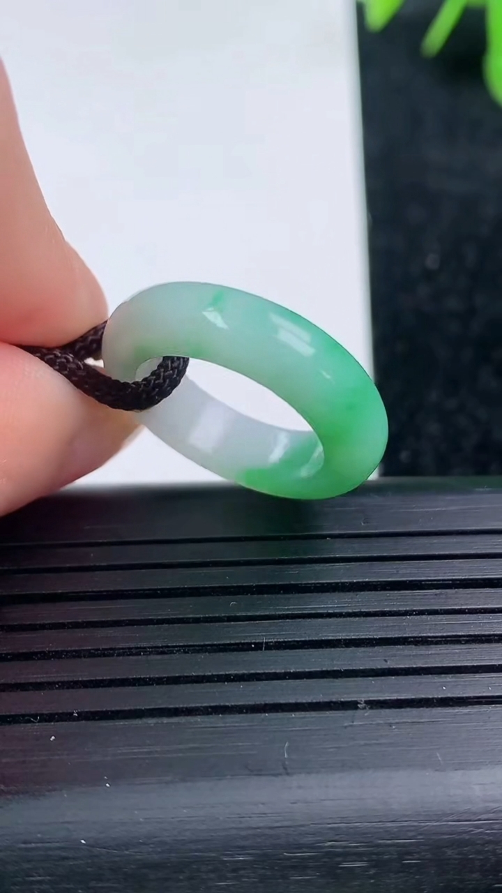 天然A货翡翠指环戒指尺寸15.7-5.5-3.7重量:3.81g2026年3月14日
工厂直销收藏佳品,种好水足，色泽均匀，有种有色，上手高大气！