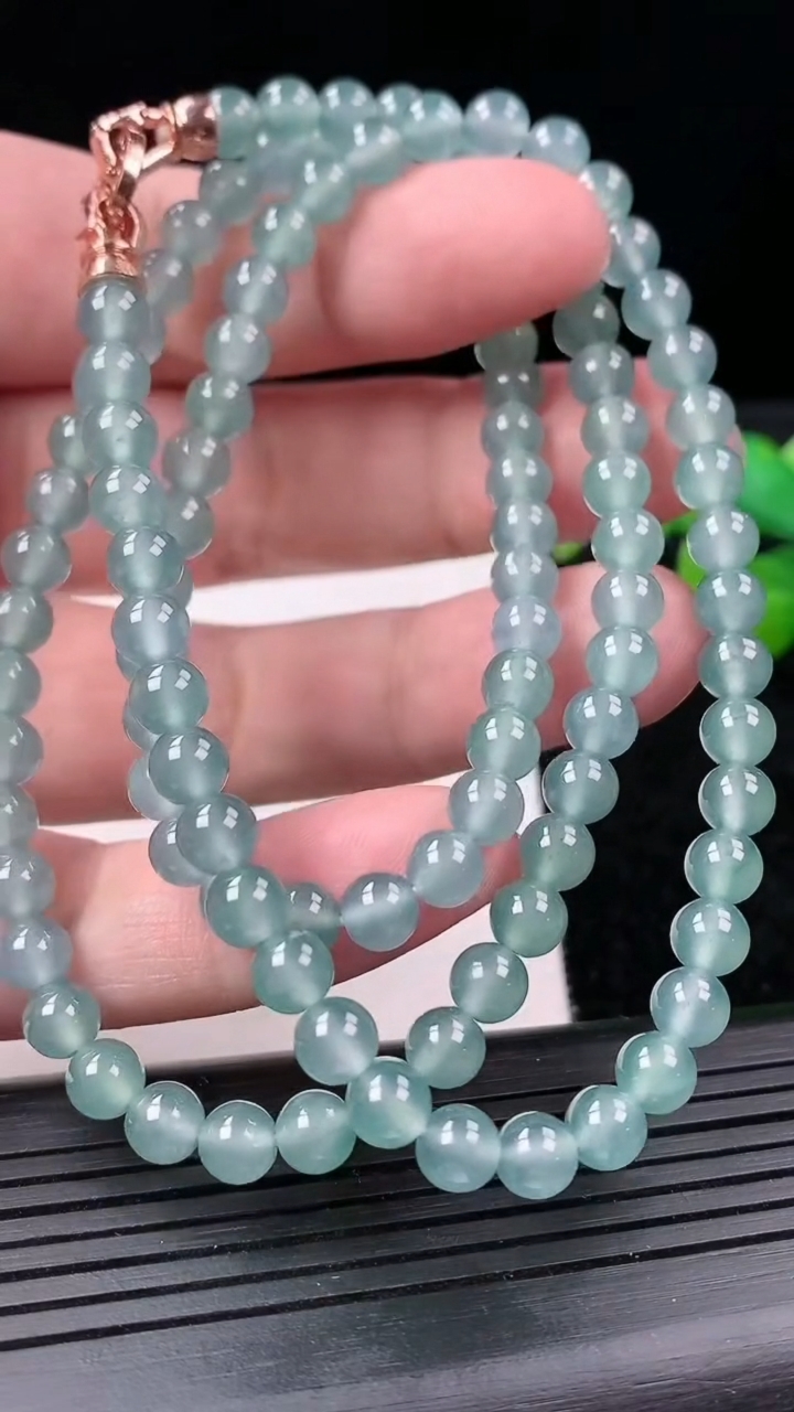 天然A货翡翠圆珠项链尺寸5.6-108颗重量:37.18g3月14日
工厂直销收藏佳品,种好水足，色泽均匀，有种有色，上手高大气！