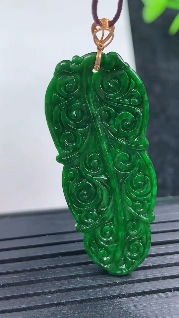 天然A货翡翠金枝玉叶 叶子吊坠尺寸39.8-17.1-2.4重量:3.58g
3月14日