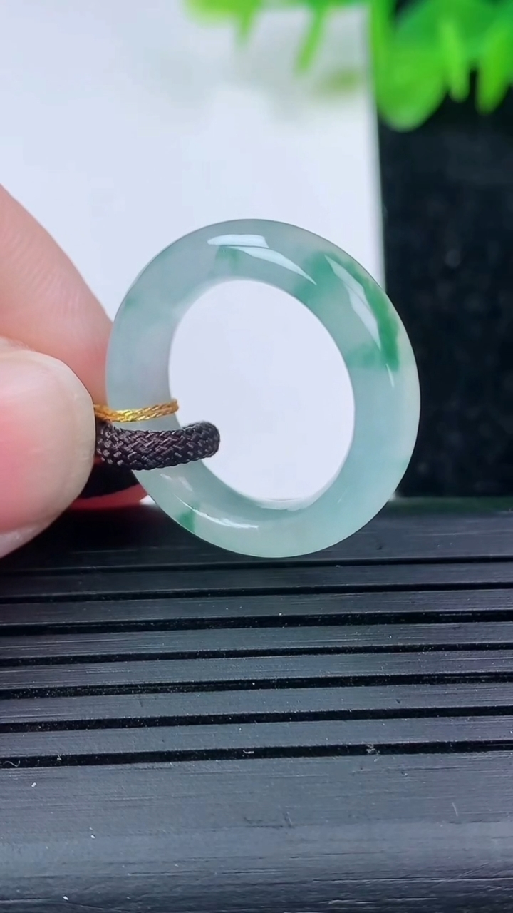 天然A货翡翠冰种飘花指环戒指尺寸16.1-5.7-3.7重量:3.74g2026年3月14日
工厂直