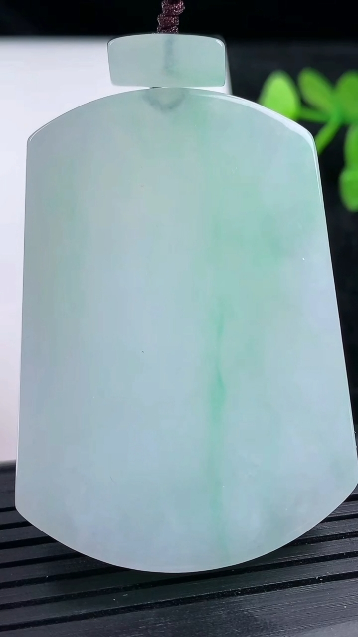 天然A货翡翠无事牌吊坠尺寸52.4-37.7-5.7重量:36.30g
3月14日