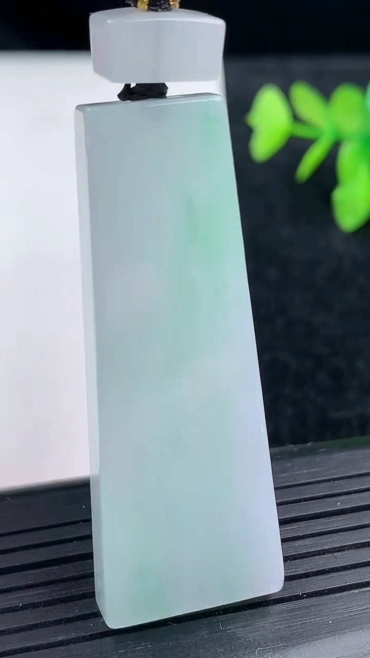 天然A货翡翠无事牌吊坠尺寸51.6-19.4-6重量:15.90g
3月14日