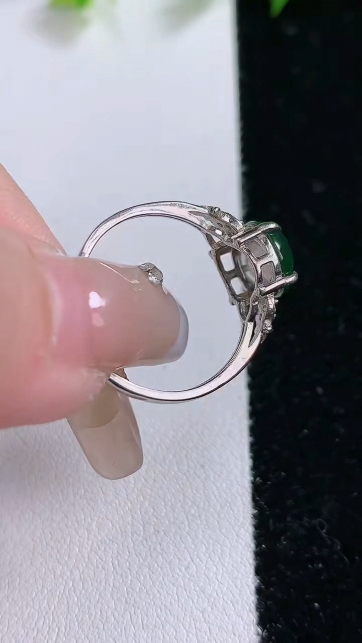 天然A货翡翠蛋面戒指，尺寸9.1-8.4，重:2.08g2026年3月14日
工厂直销收藏佳品,种好水足，色泽均匀，有种有色，上手高大气！