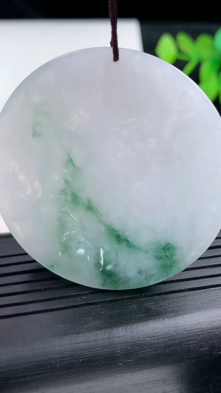 天然A货翡翠飘花不动明王吊坠尺寸48.1-6.8重量:32.34g
3月14日