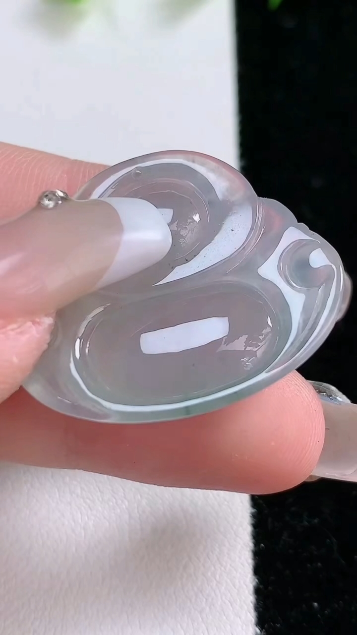 天然A货翡翠飘花佛公吊坠，尺寸27.5-31.3-7，重:8.90g
3月14日