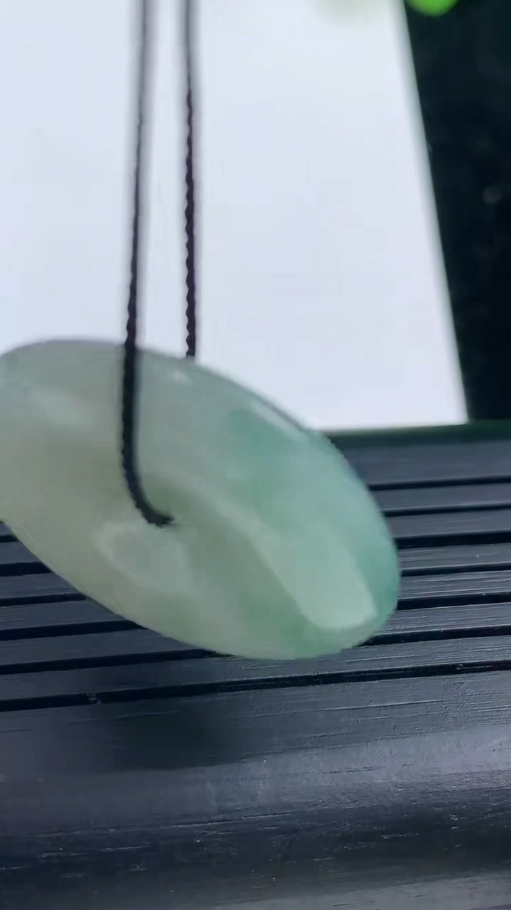 天然A货翡翠飘花平安扣吊坠尺寸26.2-5.3重量:8.06g
3月14日