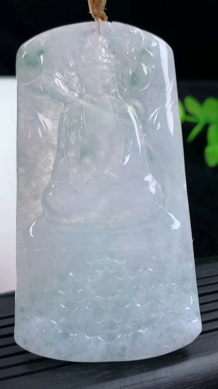 天然A货翡翠飘花观音菩萨吊坠尺寸73.5-40.4-4.2重量:35.37g
3月14日