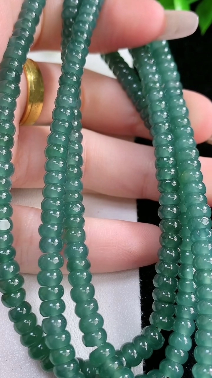 天然A货翡翠算盘珠项链，尺寸5.3-231颗，重:44.33g
3月14日