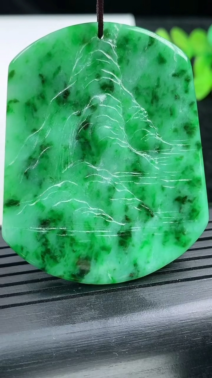 天然A货翡翠山水牌吊坠尺寸53.3-43.9-4重量:25.74g
3月14日