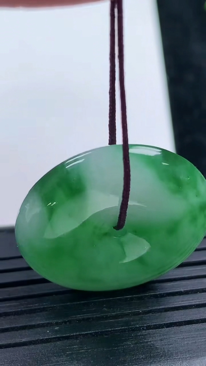 天然A货翡翠平安扣吊坠尺寸27-5.4重量:8.89g
3月14日