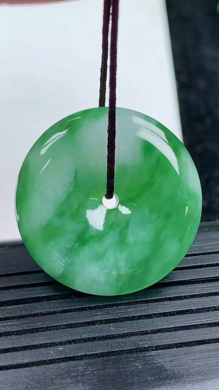 天然A货翡翠平安扣吊坠尺寸27-5.4重量:8.89g
3月14日