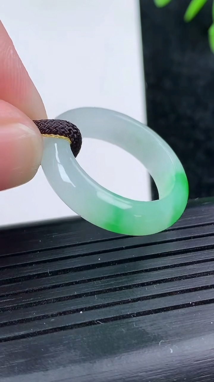 天然A货翡翠指环戒指尺寸18.8-5.8-3.5重量:4.36g2026年3月14日
工厂直销收藏佳品,种好水足，色泽均匀，有种有色，上手高大气！