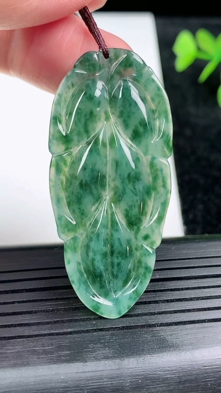 天然A货翡翠飘花金枝玉叶 叶子吊坠尺寸52.1-23.4-3.4重量:7.45g
3月14日