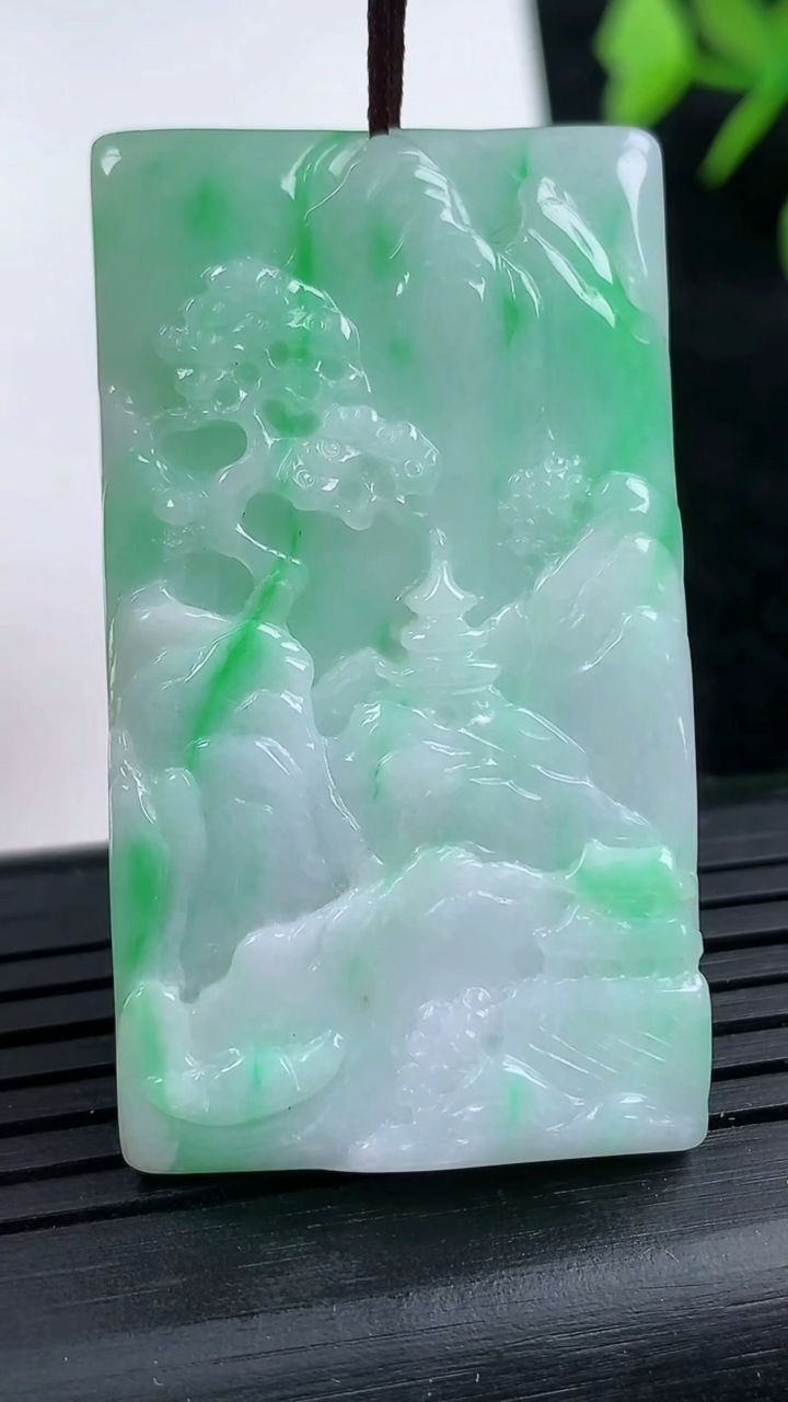 天然A货翡翠山水牌吊坠尺寸47.5-26.8-4.8重量:18.88g
3月14日