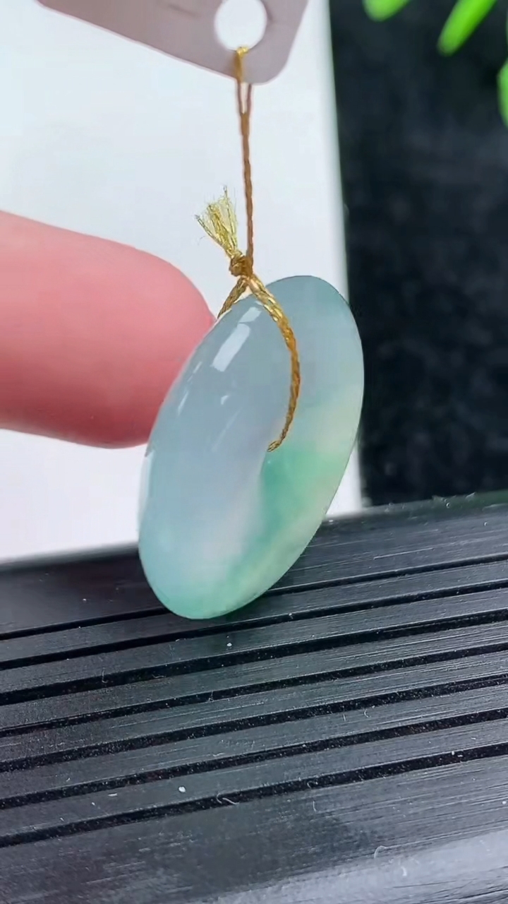 天然A货翡翠冰种飘花平安扣吊坠尺寸23.3-5.6重量:6.56g
3月14日