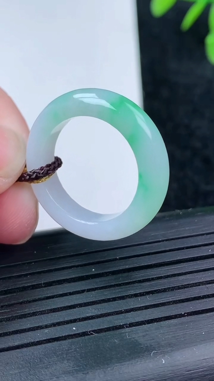 天然A货翡翠指环戒指尺寸17.1-4.8-3.6重量:3.68g2026年3月14日
工厂直销收藏佳