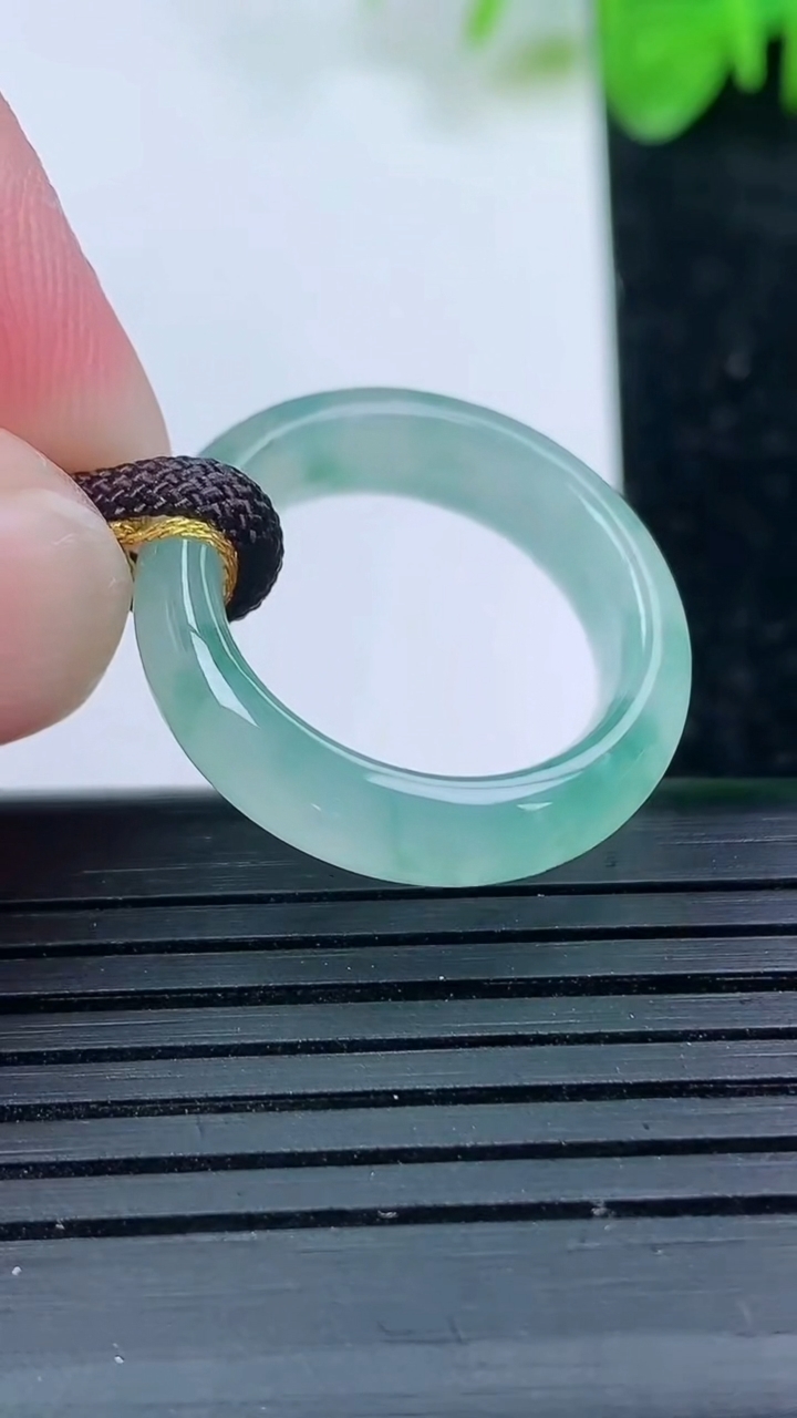 天然A货翡翠冰种飘指环戒指尺寸17.2-5.8-3.6重量:3.86g2026年3月14日
工厂直销收藏佳品,种好水足，色泽均匀，有种有色，上手高大气！