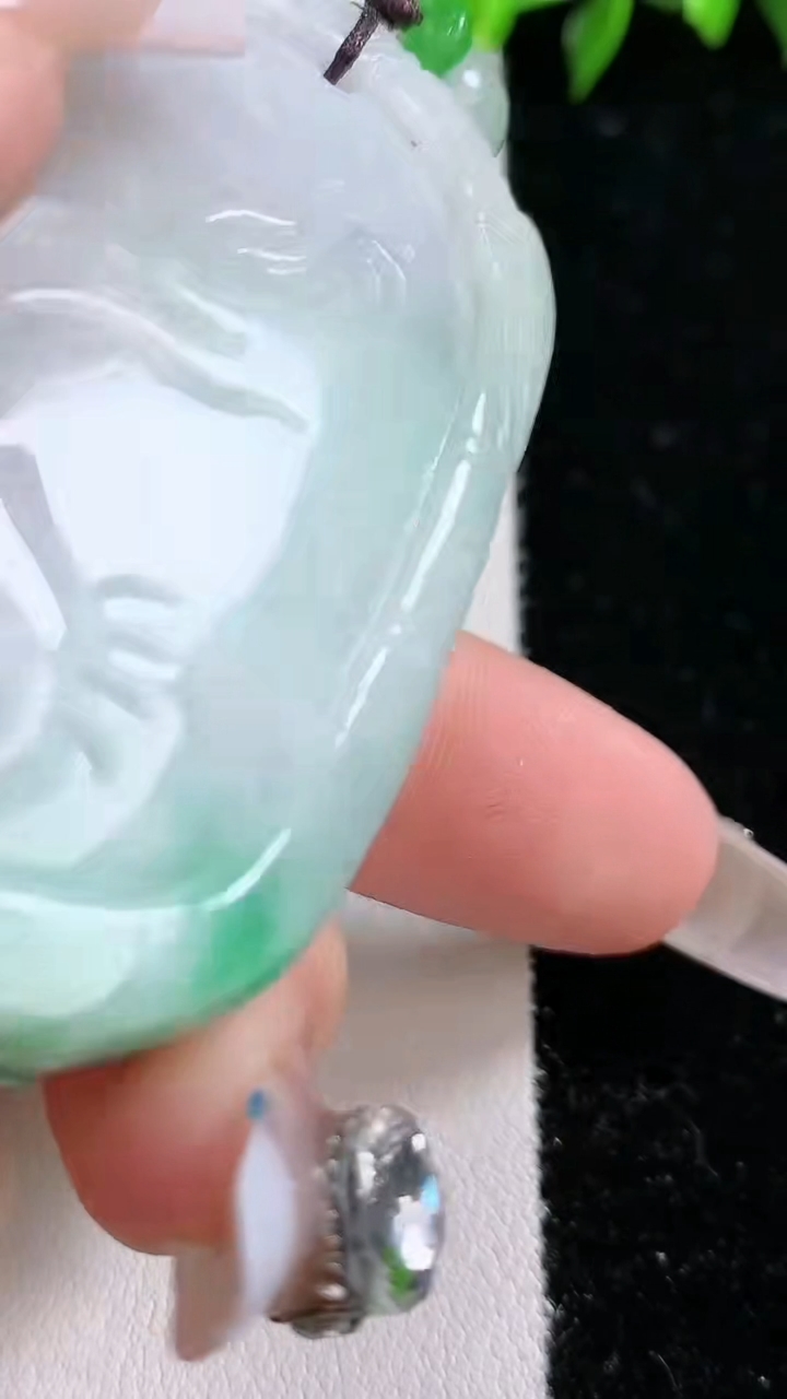 天然A货翡翠生肖猴吊坠，尺寸56.8-34.5-16.5，重:66.28g
3月14日