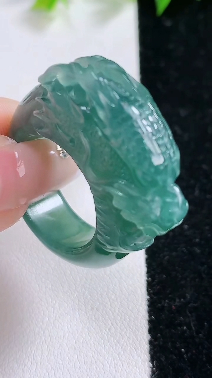 天然A货翡翠龙头 戒指扳指，尺寸40-32.7-10.7-圈口20.7，重:18.56g2026年3月14日
工厂直销收藏佳品,种好水足，色泽均匀，有种有色，上手高大气！