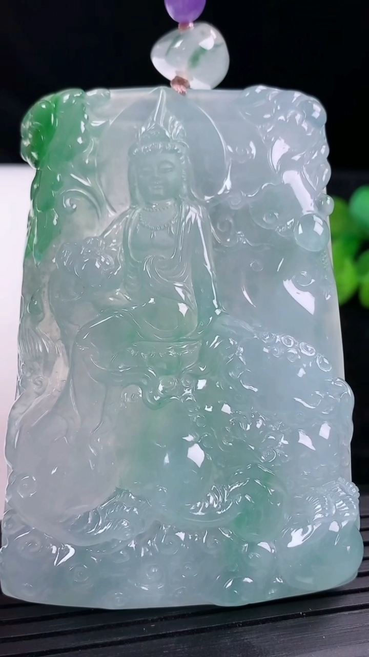 天然A货翡翠文殊菩萨吊坠尺寸74.2-49.9-7.5重量:72.07g
3月14日