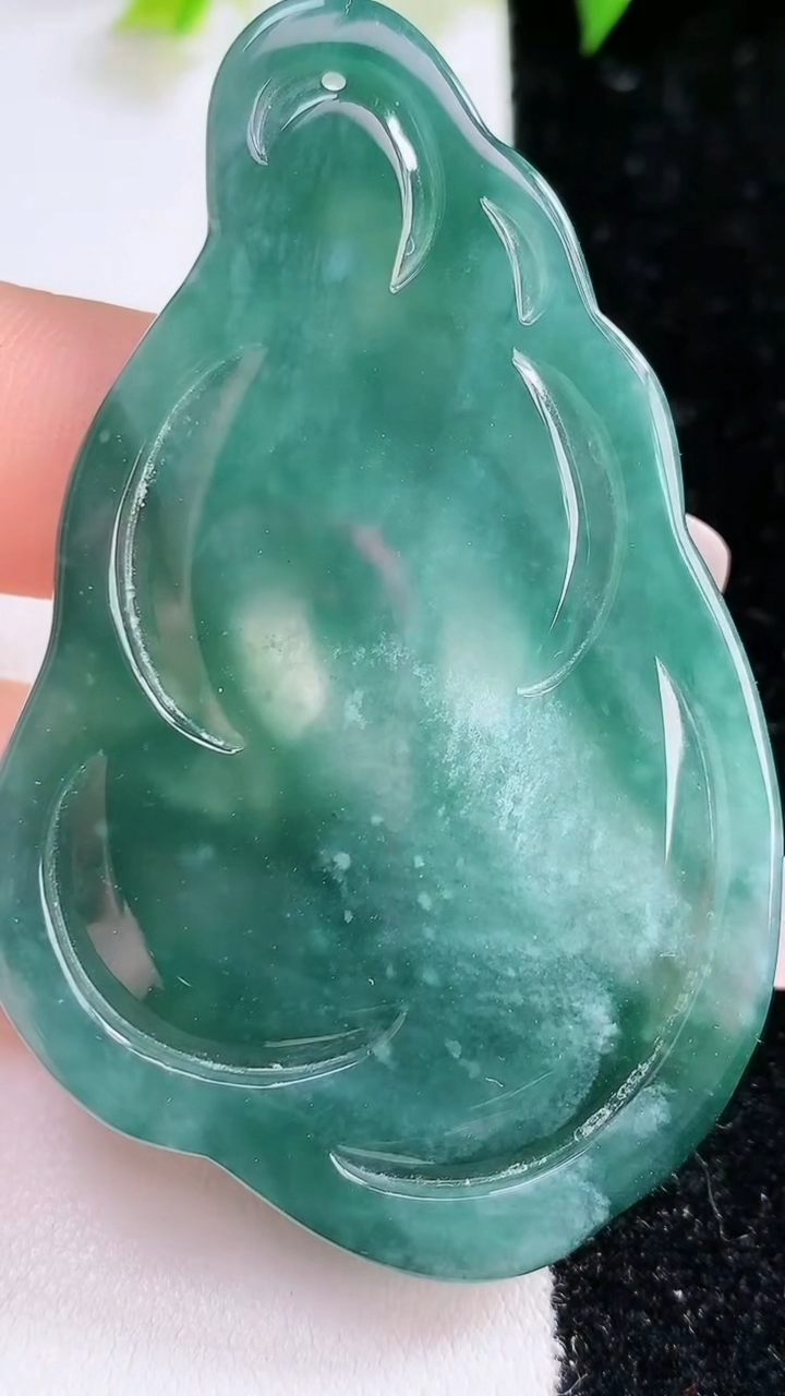 天然A货翡翠蓝水双彩千手观音吊坠，尺寸64-40-5.6，重:23.79g
3月14日