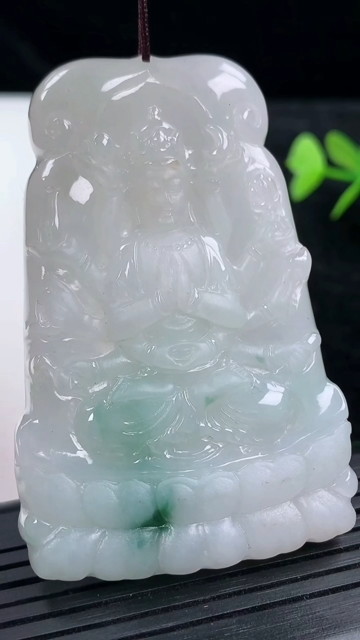 天然A货翡翠飘花千手观音吊坠尺寸64.3-42.3-5.3重量:34.02g
3月14日