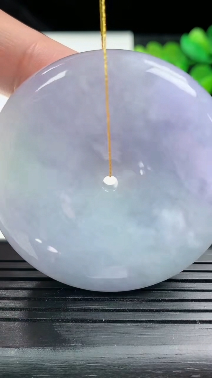 天然A货翡翠春带彩 紫罗兰平安扣吊坠尺寸51.5-11.9重量:71.73g
3月14日