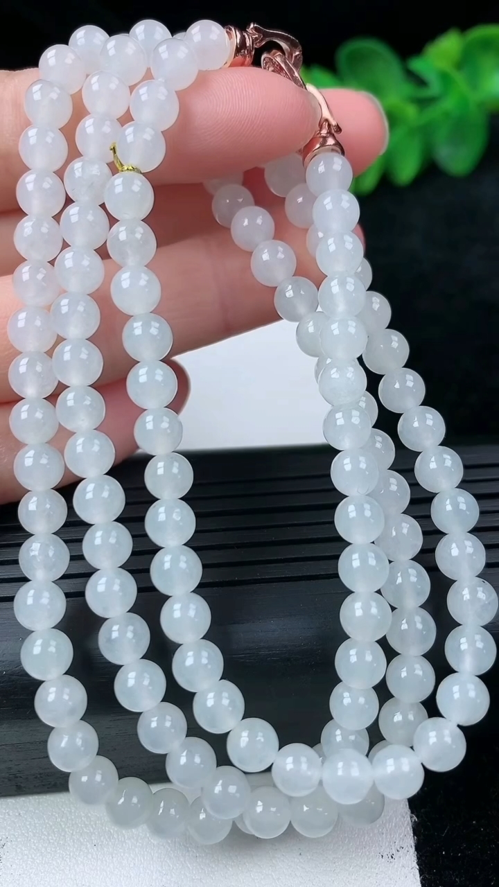 天然A货翡翠圆珠项链尺寸5.2-117颗重量:32.11g3月14日
工厂直销收藏佳品,种好水足，色泽均匀，有种有色，上手高大气！