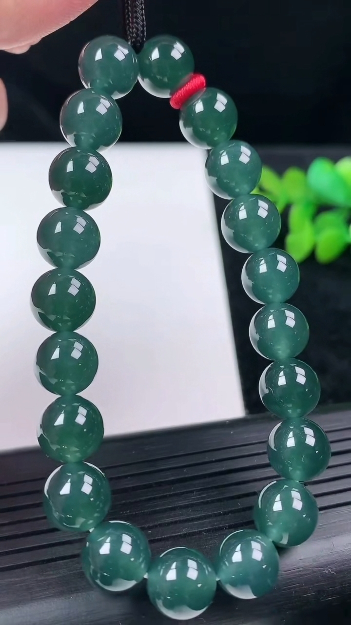天然A货翡翠蓝水圆珠手串尺寸9.3-20颗重量:32.17g3月14日
工厂直销收藏佳品,种好水足，色泽均匀，有种有色，上手高大气！