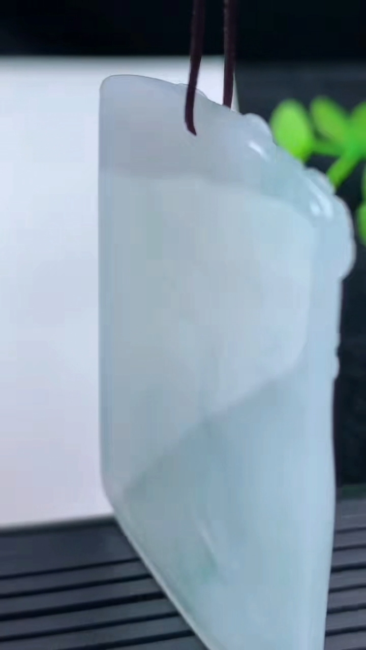 天然A货翡翠阿弥陀佛吊坠尺寸56-38.6-5重量:25.21g
3月14日