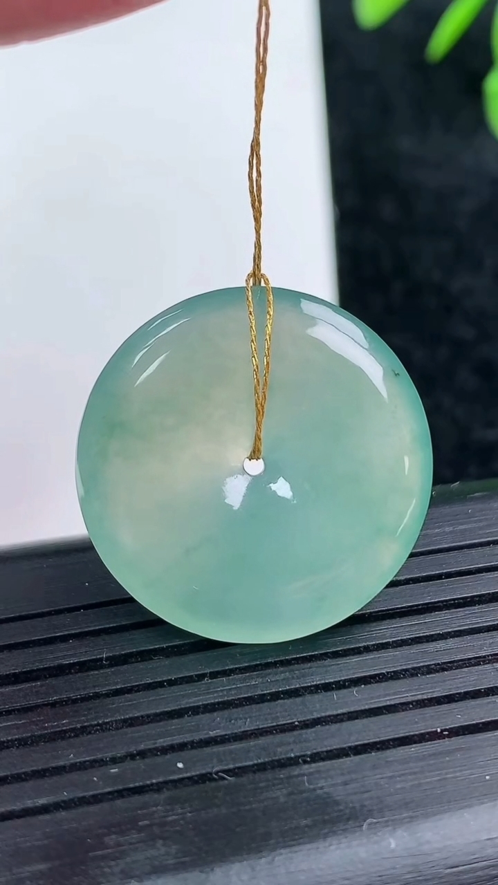 天然A货翡翠冰种飘花平安扣吊坠尺寸24.5-4.3重量:5.87g
3月14日