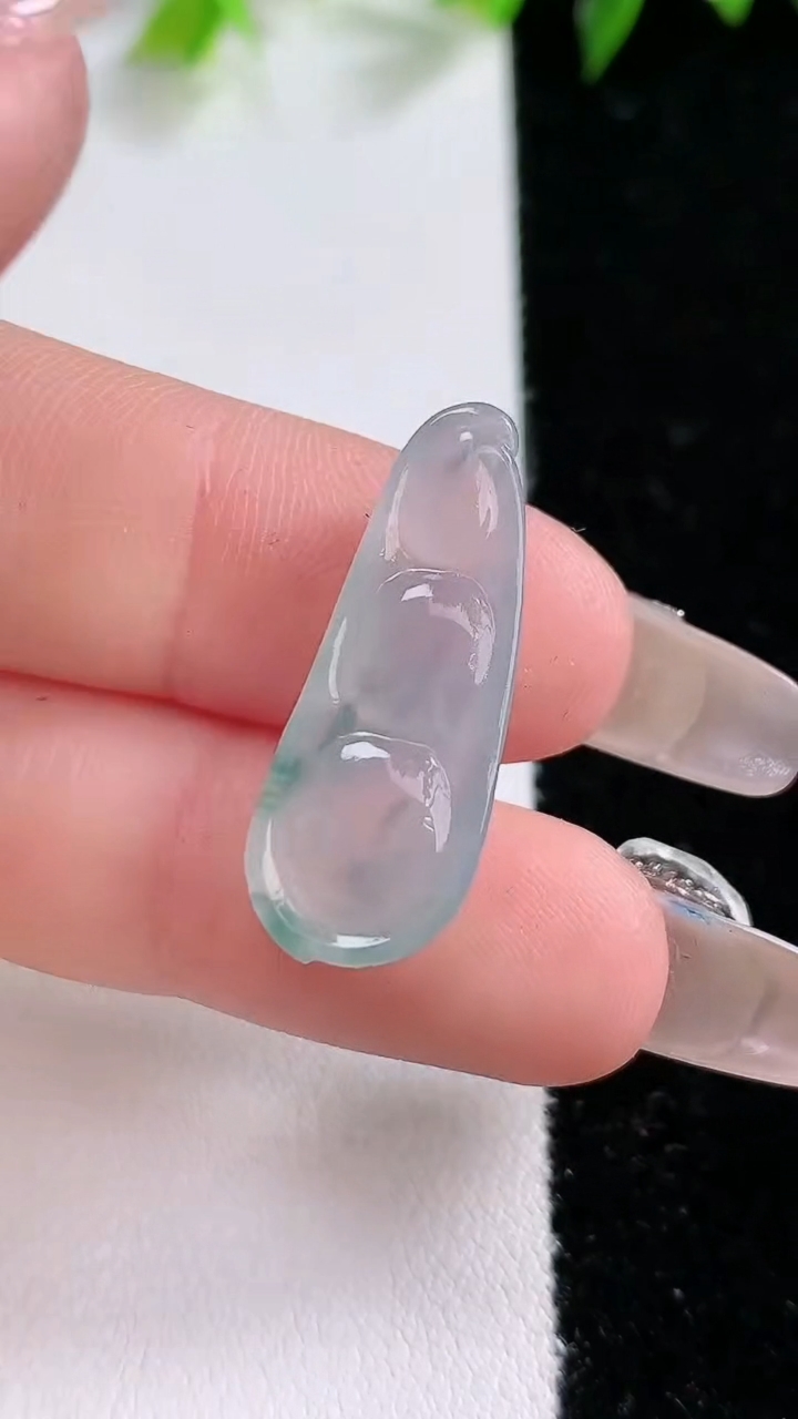 天然A货翡翠飘花福豆吊坠，尺寸26.5-10.3-5.3，重:2.34g
3月14日