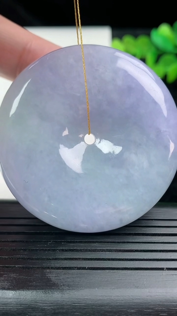 天然A货翡翠春带彩 紫罗兰平安扣吊坠尺寸51.5-11.9重量:71.73g
3月14日