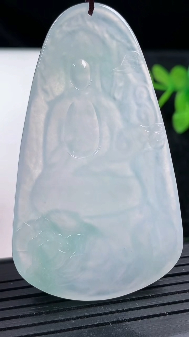 天然A货翡翠普贤菩萨吊坠尺寸66.6-40-5.5重量:30.74g
3月14日