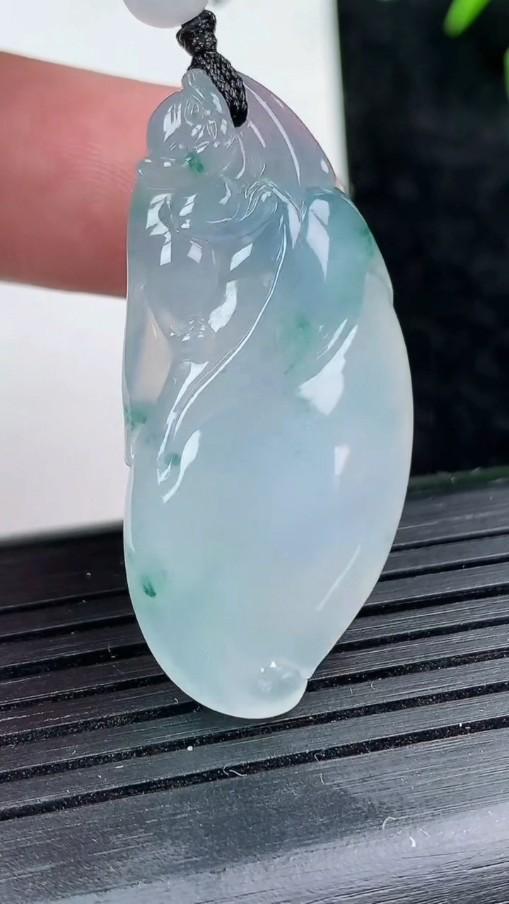 天然A货翡翠冰种飘花福瓜吊坠尺寸40.5-19.1-7.6重量:13.39g
3月14日