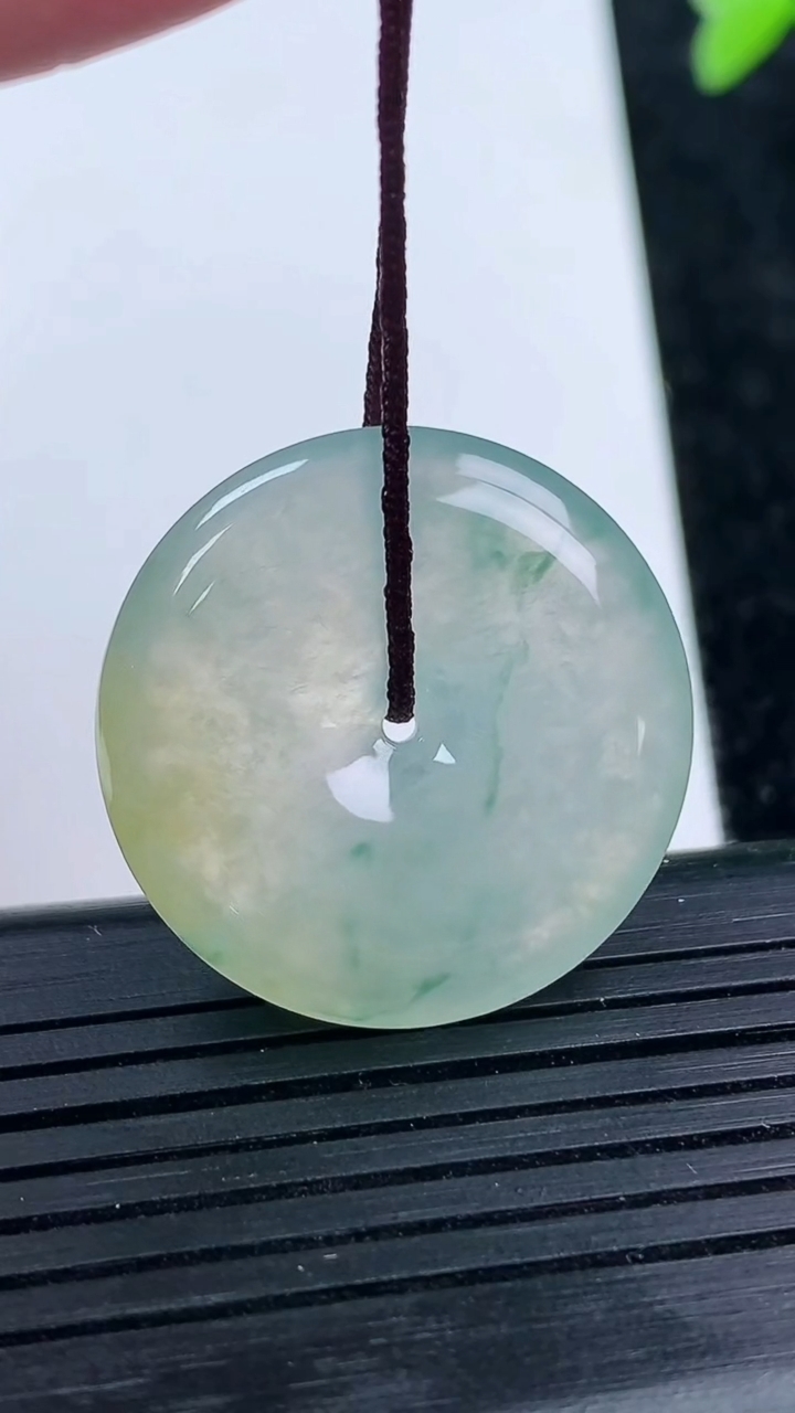 天然A货翡翠种飘花平安扣吊坠尺寸26.4-5.4重量:8.16g
3月14日