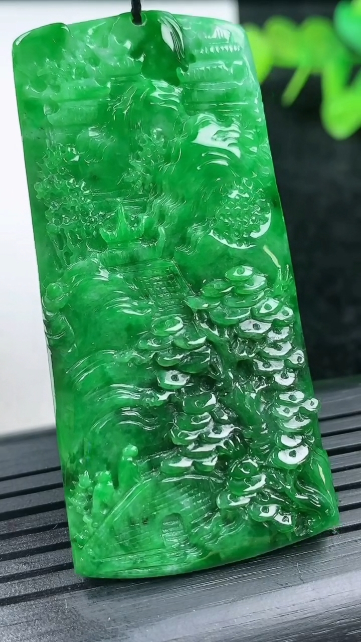 天然A货翡翠山水牌吊坠尺寸58.5-28.1-4.4重量:17.89g
3月14日