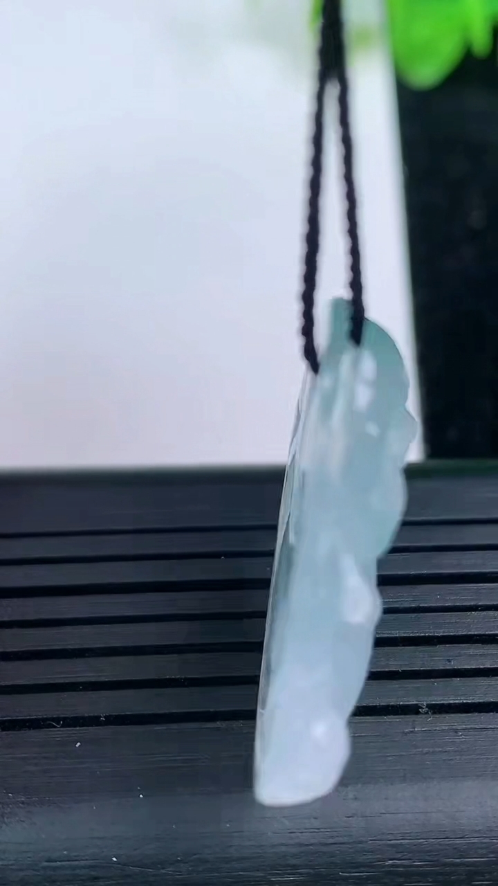 天然A货翡翠冰种飘花佛公吊坠尺寸26.9-29.1-5.5重量:6.51g
3月14日