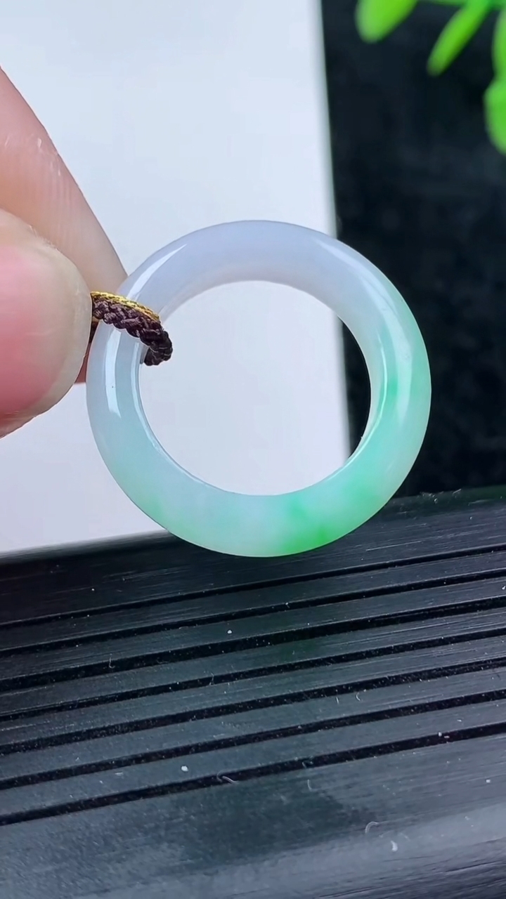 天然A货翡翠指环戒指尺寸17.1-4.8-3.6重量:3.68g2026年3月14日
工厂直销收藏佳品,种好水足，色泽均匀，有种有色，上手高大气！