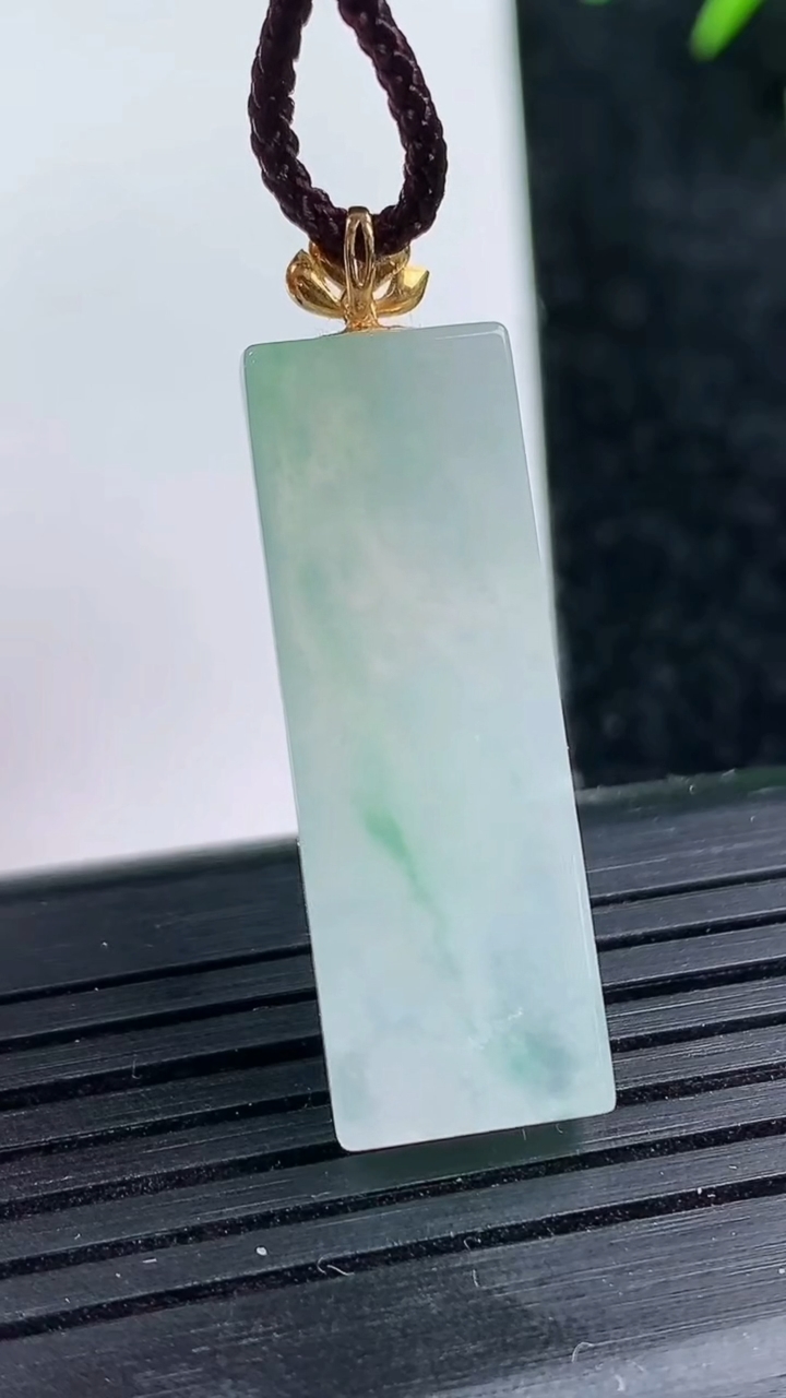 天然A货翡翠种飘花无事牌吊坠尺寸30.8-10.8-4.4重量:5.16g
3月14日