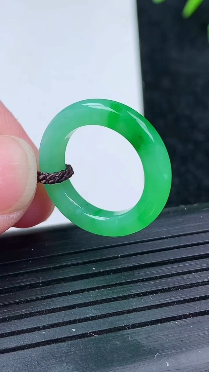 天然A货翡翠指环戒指尺寸14.6-3.5-3.3重量:2.26g2026年3月14日
工厂直销收藏佳