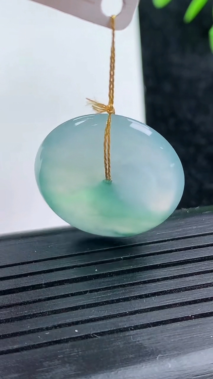 天然A货翡翠冰种飘花平安扣吊坠尺寸23.3-5.6重量:6.56g
3月14日