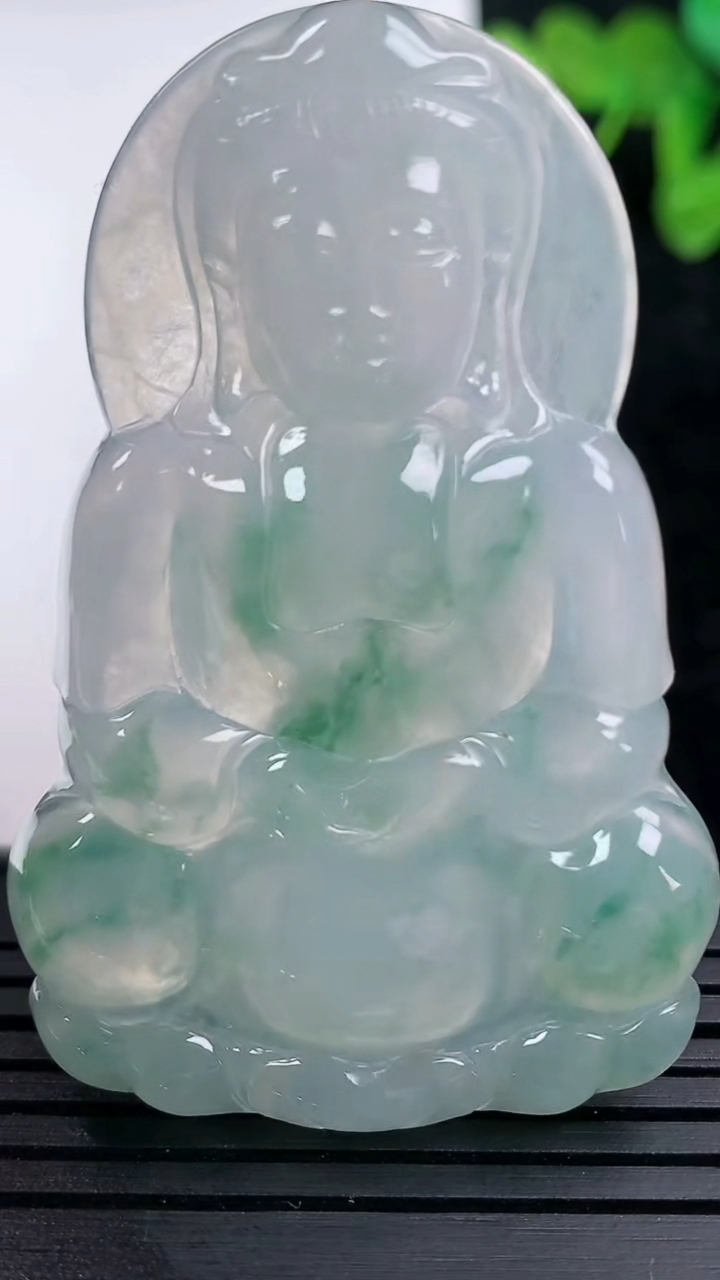 天然A货翡翠种飘花观音菩萨吊坠尺寸54.7-35.7-5重量:18.51g
3月14日