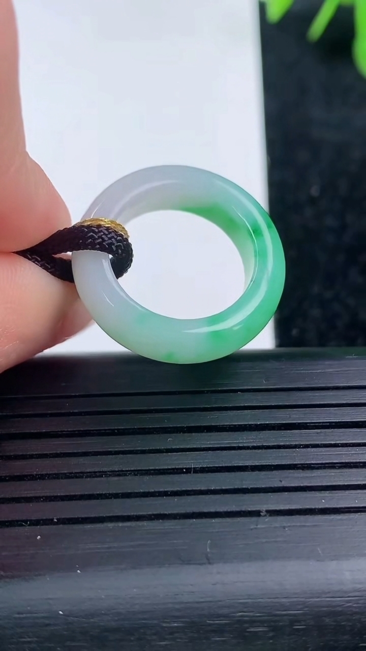 天然A货翡翠指环戒指尺寸15.7-5.5-3.7重量:3.81g2026年3月14日
工厂直销收藏佳品,种好水足，色泽均匀，有种有色，上手高大气！