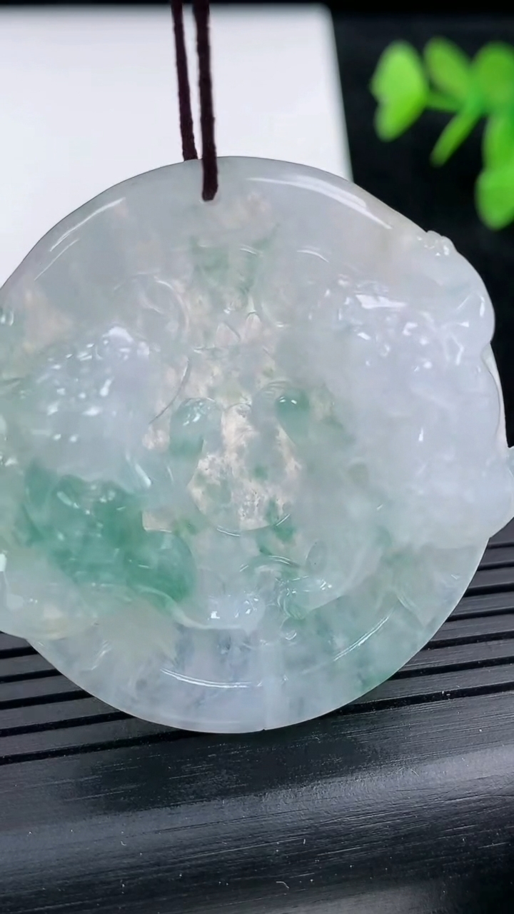 天然A货翡翠飘花貔貅牌吊坠尺寸44.3-43.7-8.7重量:23.06g
3月14日