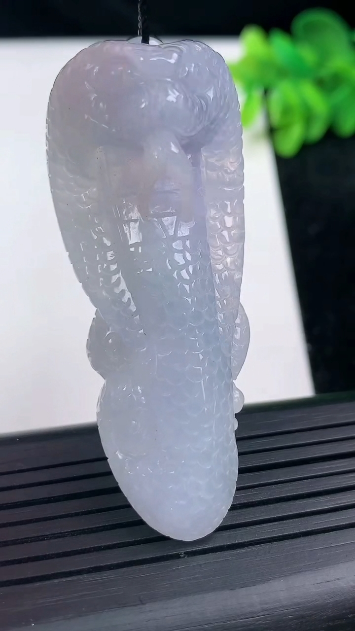 天然A货翡翠紫罗兰生肖蛇吊坠尺寸60.4-23.7-14.3重量:24.37g
3月14日