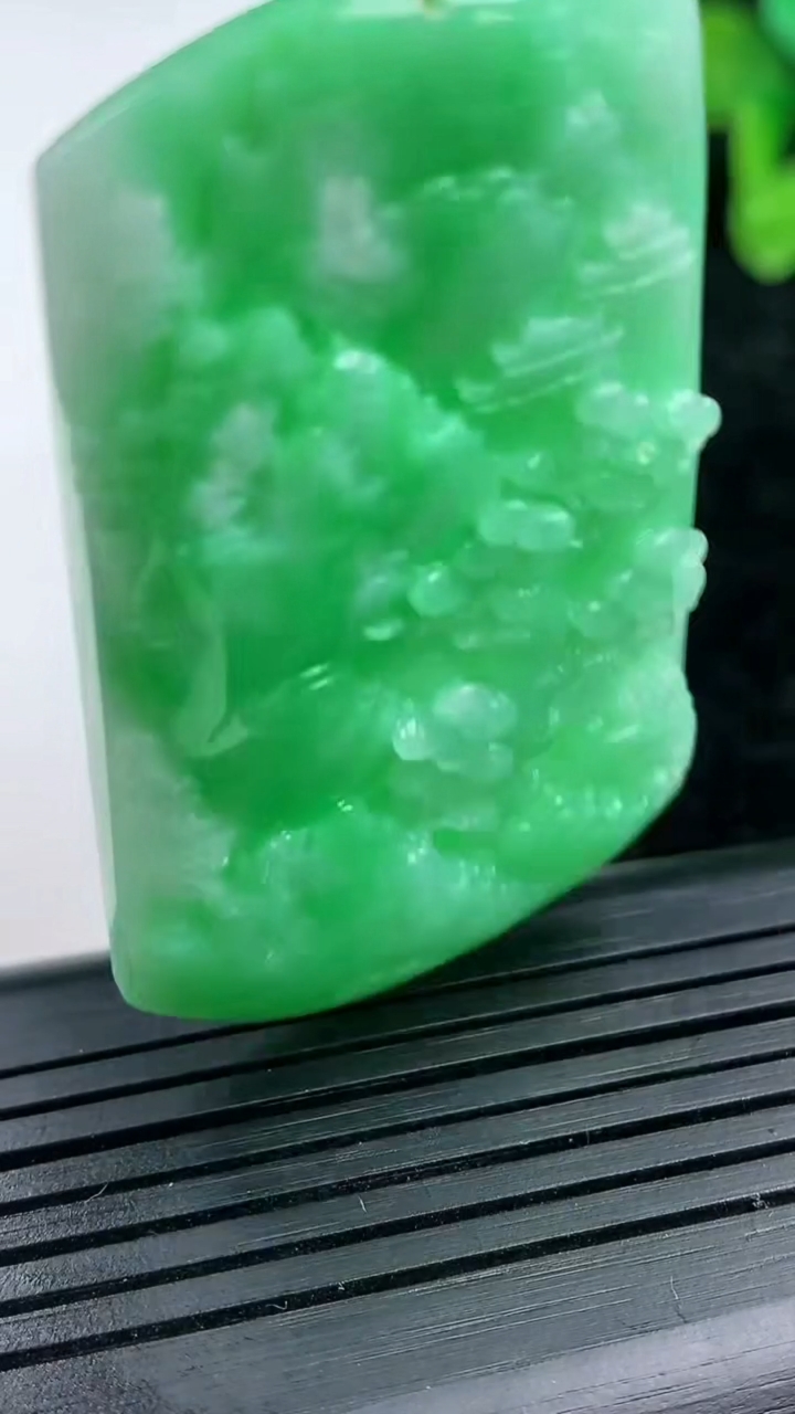 天然A货翡翠山水牌吊坠尺寸51.3-31.8-6.8重量:24.06g
3月14日