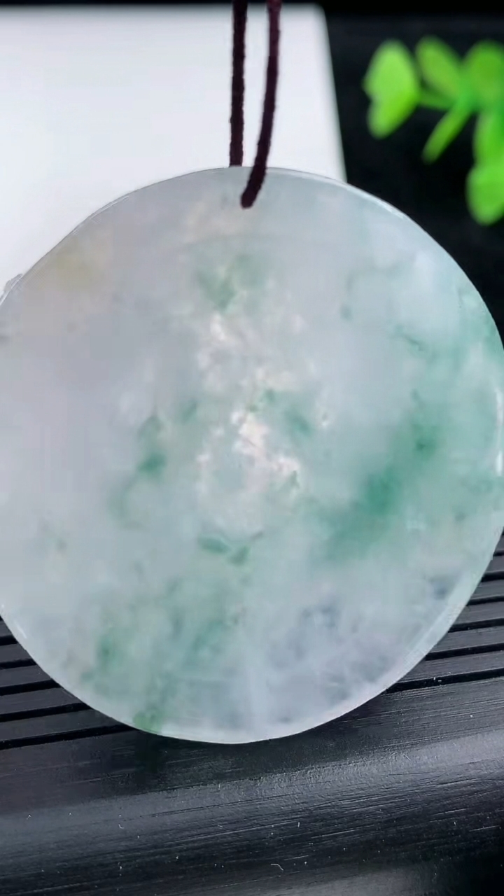 天然A货翡翠飘花貔貅牌吊坠尺寸44.3-43.7-8.7重量:23.06g
3月14日