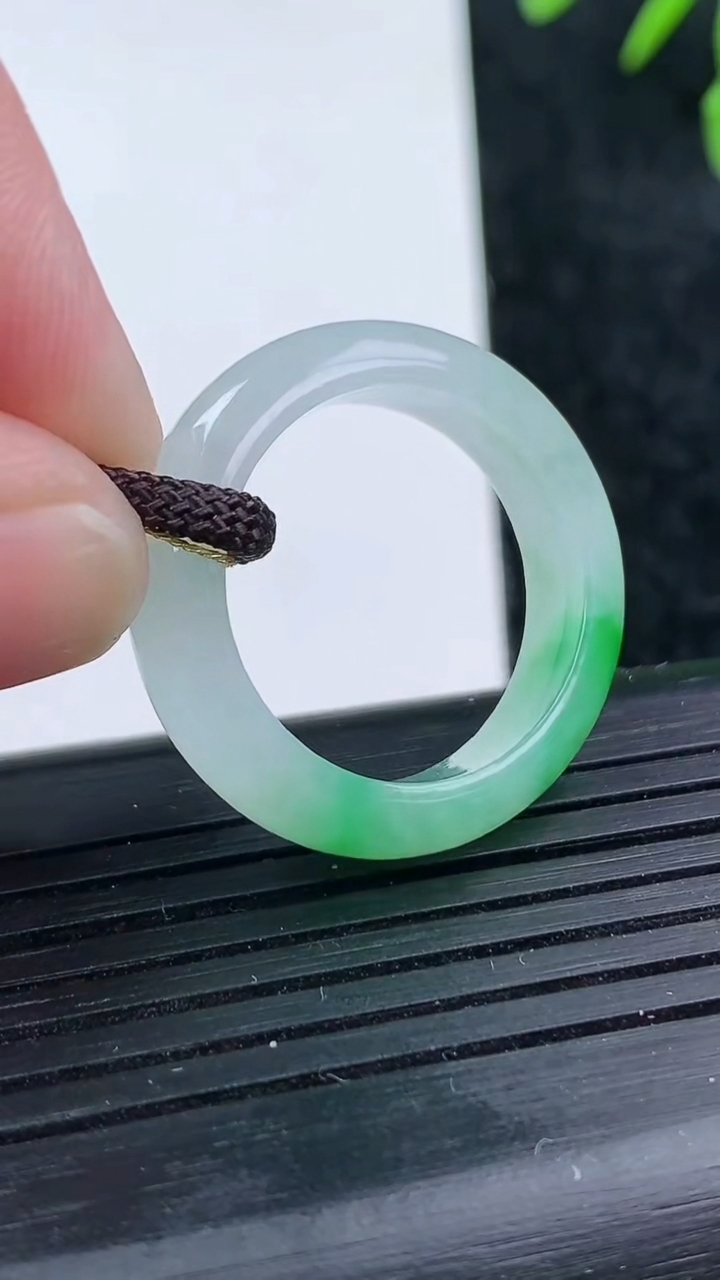 天然A货翡翠指环戒指尺寸18.8-5.8-3.5重量:4.36g2026年3月14日
工厂直销收藏佳品,种好水足，色泽均匀，有种有色，上手高大气！